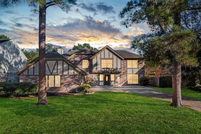 view of front of house featuring a lawn