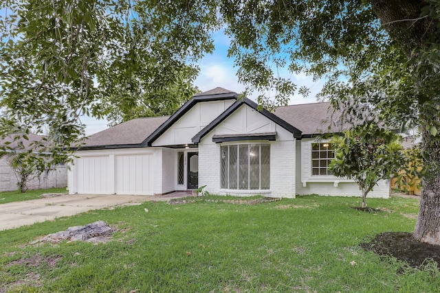 view of front facade featuring a front yard and a garage