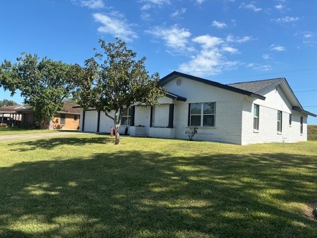 view of front of house with a front lawn and a garage