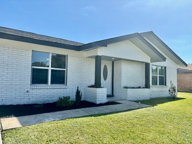 single story home with a front yard