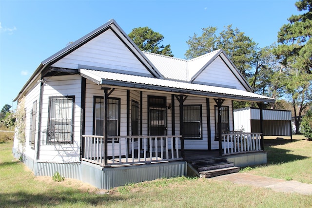 view of front of house featuring a porch and a front lawn