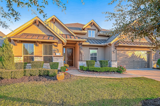 craftsman house featuring a front lawn and a garage