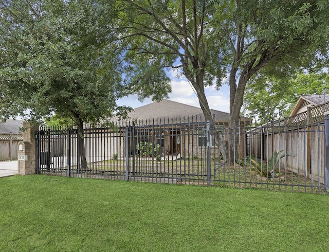 631 Apache St, Houston, TX 77022 - view of yard