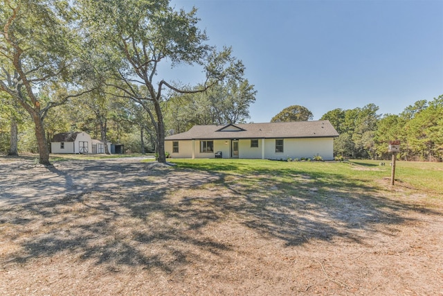 view of front facade featuring a front yard