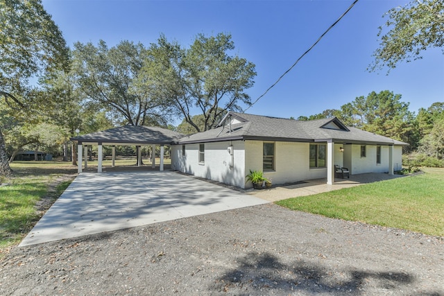 view of front of house with a carport and a front yard