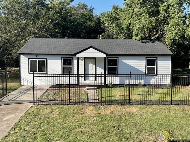 view of front of home featuring a front lawn