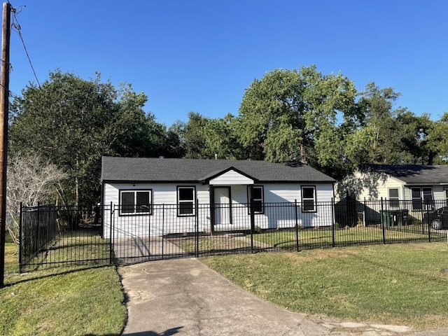 view of front of home featuring a front lawn