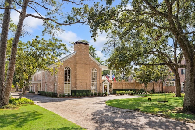 view of front facade with a front lawn