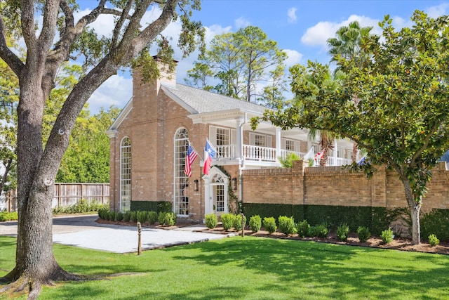 view of front facade with a front lawn