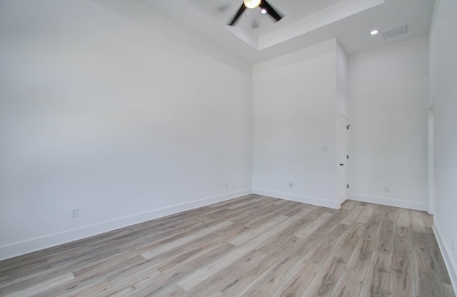 unfurnished room featuring light wood-type flooring and ceiling fan