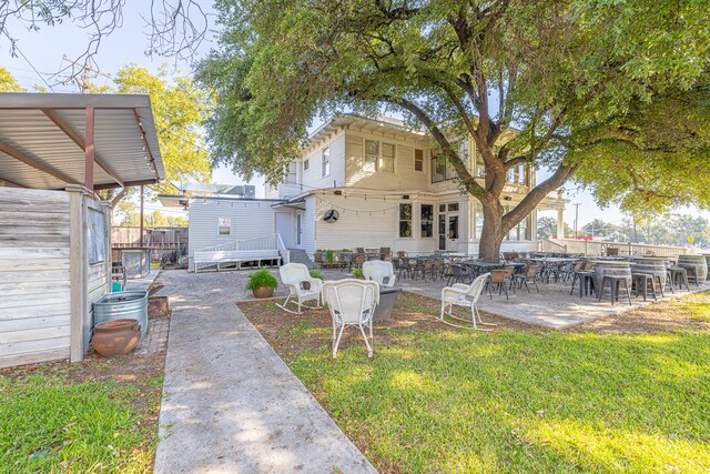 view of yard featuring a patio