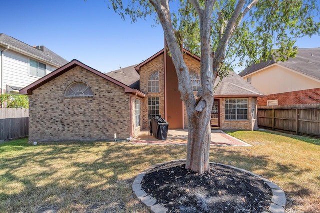 view of front of home featuring a front yard