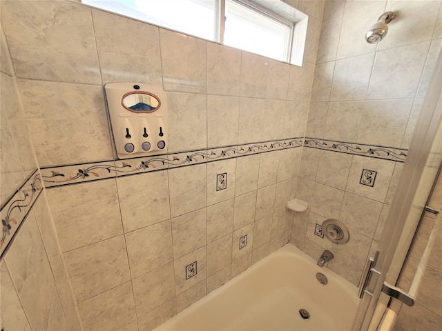 bathroom with tiled shower / bath