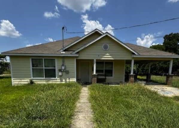 view of front facade featuring a front lawn