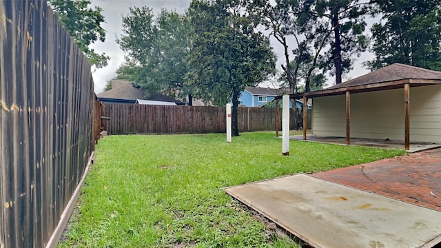 view of yard featuring a patio area