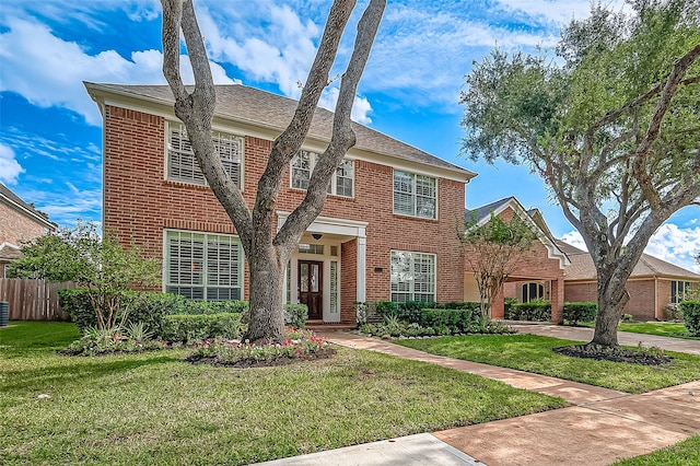 view of front of property featuring a front lawn