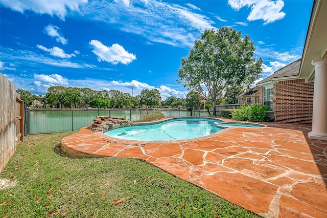 view of swimming pool with a yard