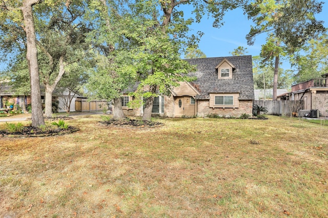 view of front facade featuring a front lawn