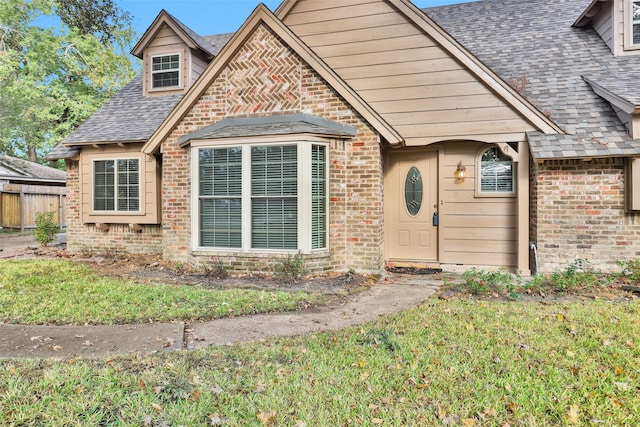 view of front of property featuring a front lawn