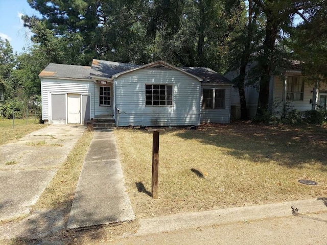 view of front facade with a front yard