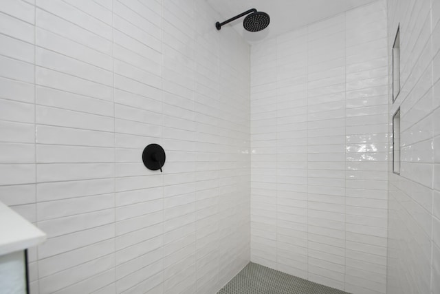 bathroom featuring a tile shower