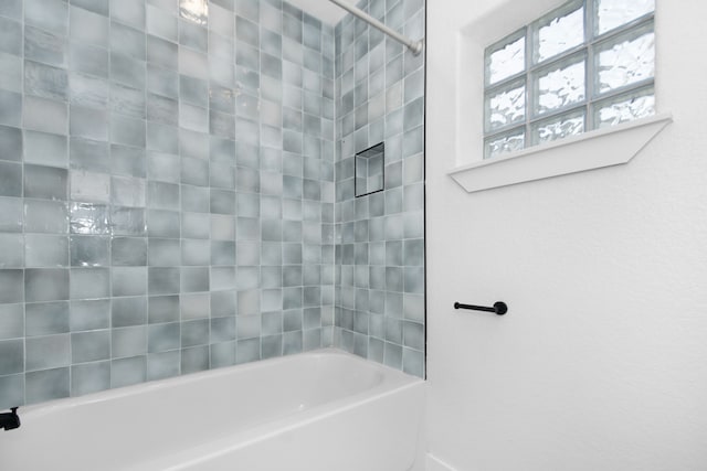 bathroom featuring tiled shower / bath combo