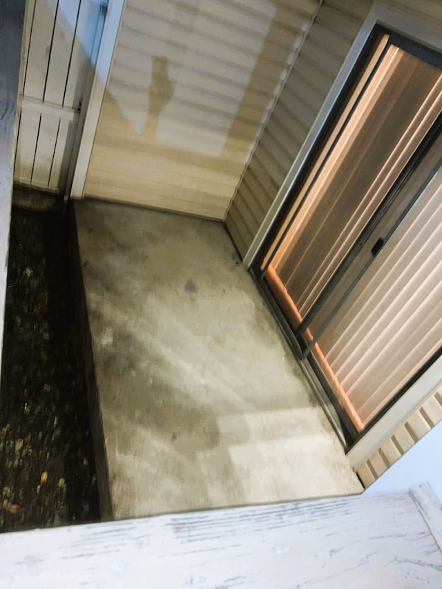 room details with concrete floors
