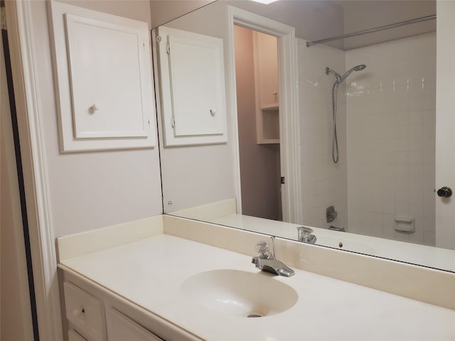 bathroom with vanity and tiled shower / bath