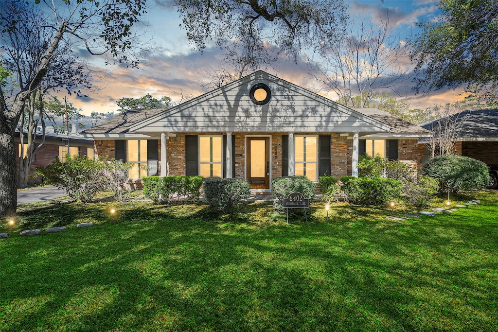 view of front of property featuring a lawn