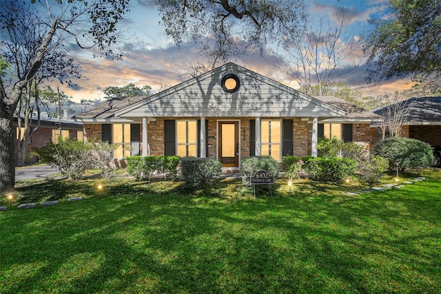 view of front of property featuring a lawn