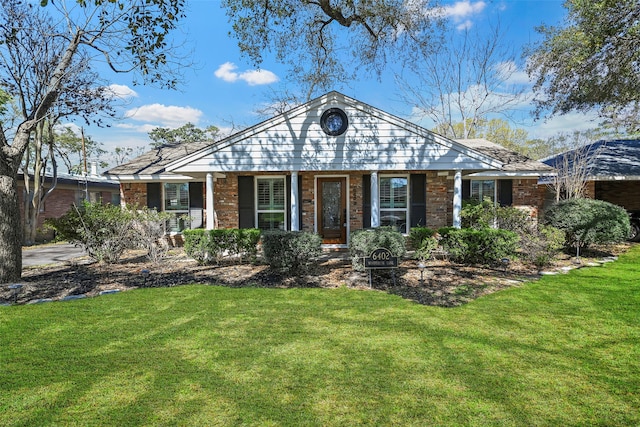 view of front of property featuring a front yard