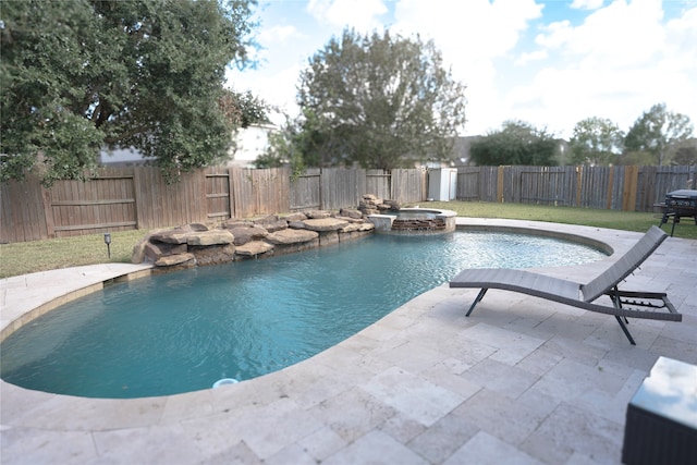 view of pool with an in ground hot tub and a patio area