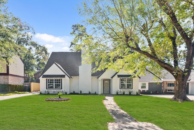 view of front of house featuring a front yard