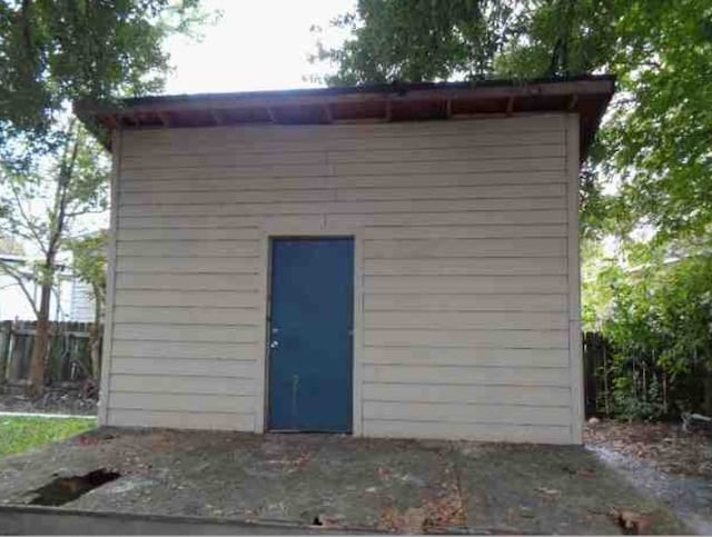 4716 Mierianne St, Houston, TX 77093 - view of outdoor structure featuring fence and an outdoor structure