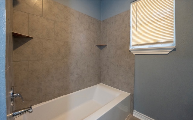 bathroom with tiled shower / bath