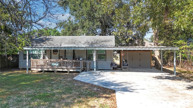 view of front of home with a porch, a front lawn, and a carport