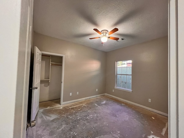 unfurnished bedroom featuring ceiling fan, a closet, and a textured ceiling