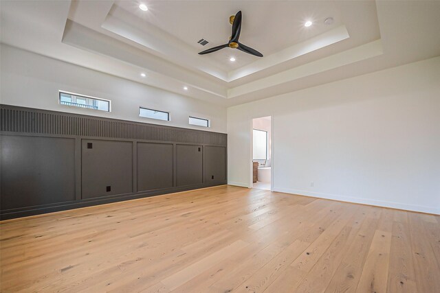 unfurnished room with recessed lighting, a tray ceiling, visible vents, and ceiling fan