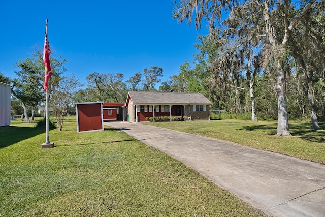 ranch-style house featuring a front yard