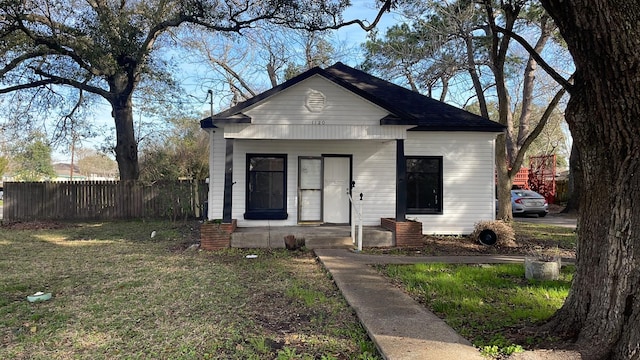 bungalow-style house featuring a front lawn