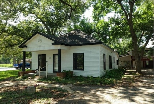 bungalow-style house with covered porch