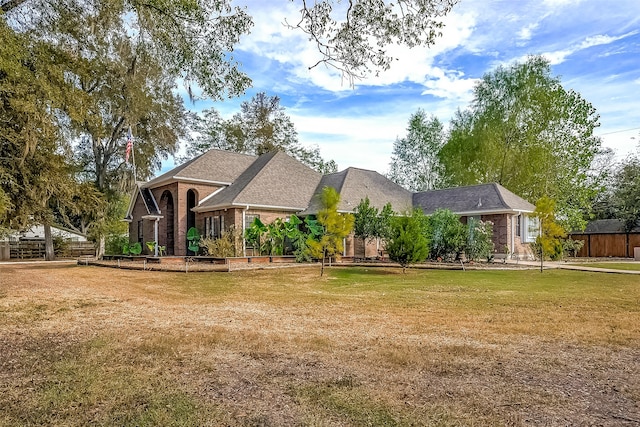 view of front facade with a front yard