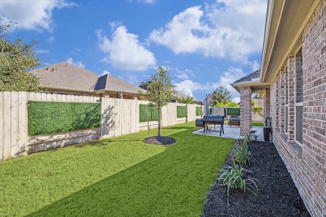 view of yard with a patio area