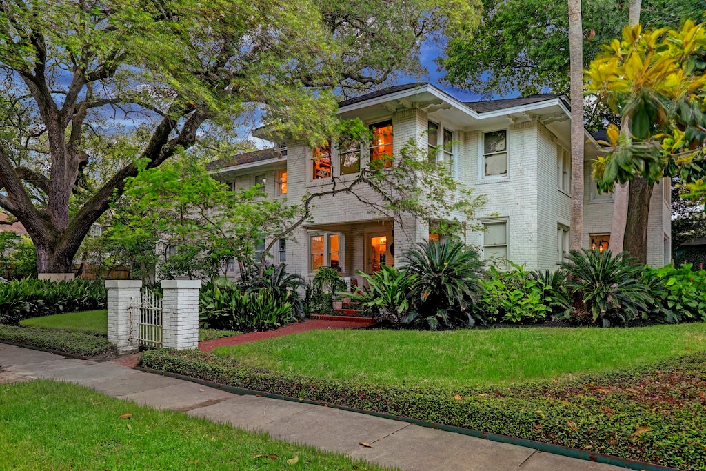 view of front of home with a front lawn