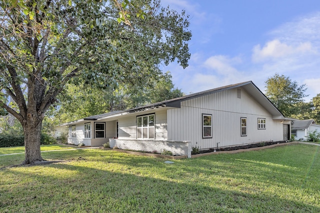 exterior space featuring a front lawn