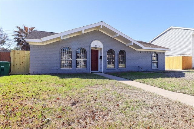 single story home featuring a front lawn