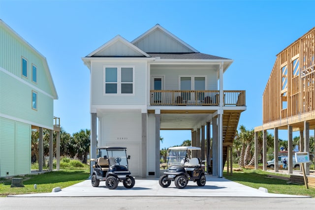 view of front facade featuring a carport and a front lawn