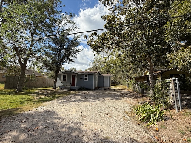 view of front of property featuring a front lawn