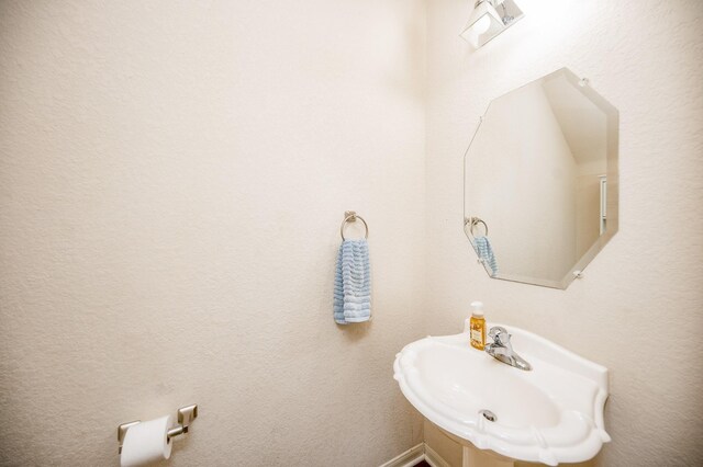 4609 Buescher Ct, Pearland, TX 77584 - bathroom featuring a sink