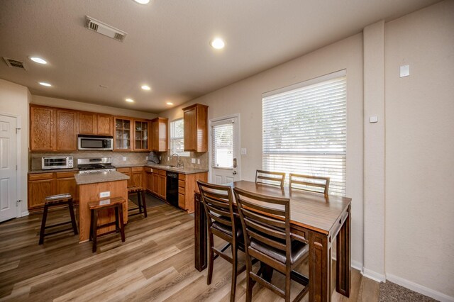 4609 Buescher Ct, Pearland, TX 77584 - dining room featuring a toaster, visible vents, recessed lighting, and light wood-style flooring